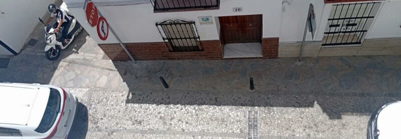 Tráfico en el cruce de las calles Botica y Prim.