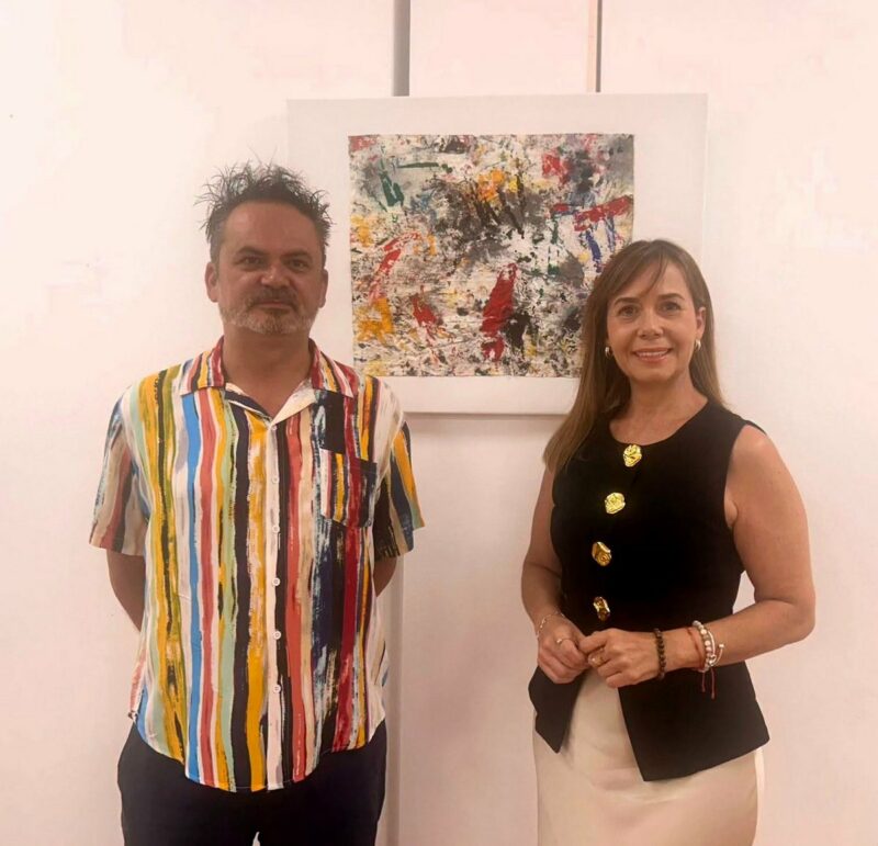 El autor de los cuadros expuestos, Javier de Piña Sígler, con la concejala de Cultura, Patricia Caro.