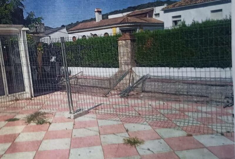 Los vecinos denuncian deterioro de este espacio público.