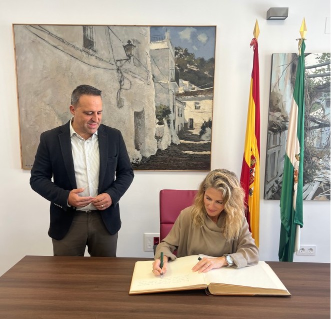 La presidenta del Parlamento de Andalucía firma en el Libro de Honor, en presencia del alcalde.