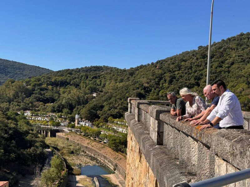 La delegada del Gobierno de la Junta en Cádiz, Mercedes Colombo, durante su visita al poblado de Los Hurones.